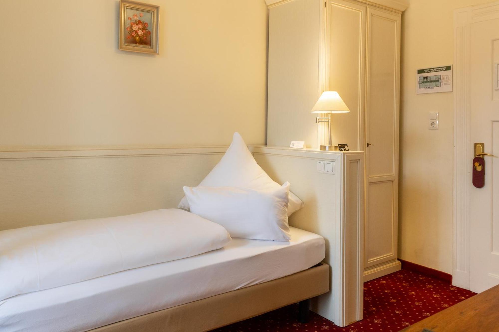 Hotel Weisses Haus Бад Кисинген Екстериор снимка